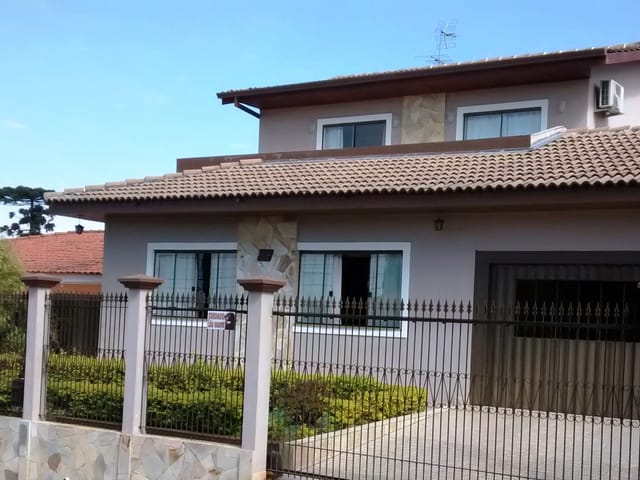 Casa com 430m² 4 quartos e 4 banheiros, à venda, no bairro Uvaranas em Ponta Grossa