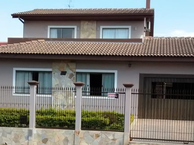 Casa com 430m² 4 quartos e 4 banheiros, à venda, no bairro Uvaranas em Ponta Grossa