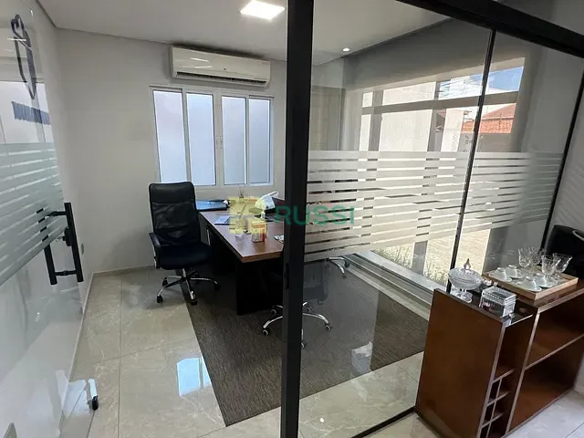 Casa com 250m², à venda ou para alugar, no bairro Jardim das Indústrias em São José dos Campos