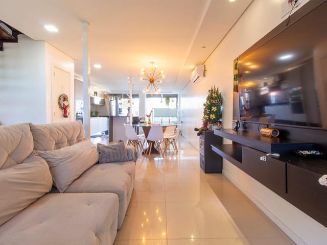 Casa com 150m² 3 quartos e 4 banheiros, à venda, no bairro Laranjal em Pelotas
