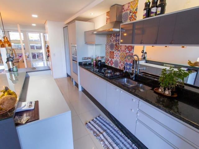 Casa com 150m² 3 quartos e 4 banheiros, à venda, no bairro Laranjal em Pelotas