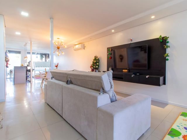 Casa com 150m² 3 quartos e 4 banheiros, à venda, no bairro Laranjal em Pelotas