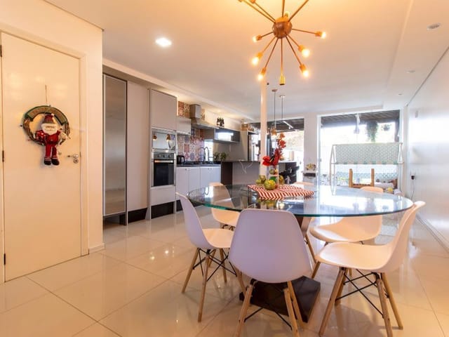 Casa com 150m² 3 quartos e 4 banheiros, à venda, no bairro Laranjal em Pelotas