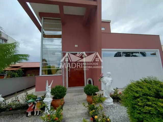 Casa com 360m² 3 quartos e 3 banheiros, à venda, no bairro Praia de Fora em Palhoça
