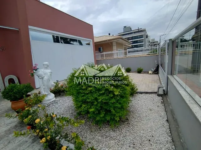 Casa com 360m² 3 quartos e 3 banheiros, à venda, no bairro Praia de Fora em Palhoça