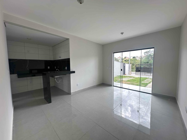 Casa 3 quartos e 2 banheiros, à venda, no bairro Parque Xangri-Lá em Contagem