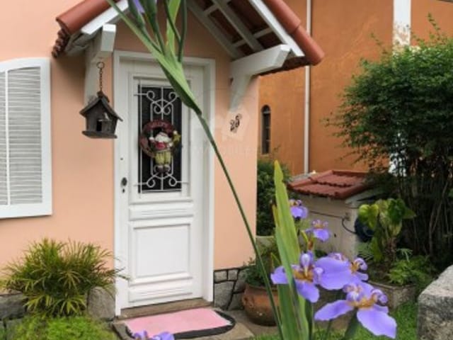 Casa à venda ou para alugar, no bairro Quitandinha em Petrópolis