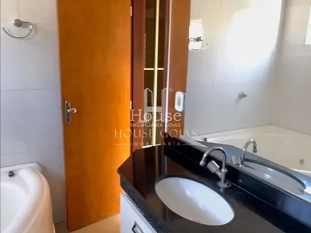 Casa com 233m² 4 quartos e 5 banheiros, à venda, no bairro Parque Anhanguera em Goiânia