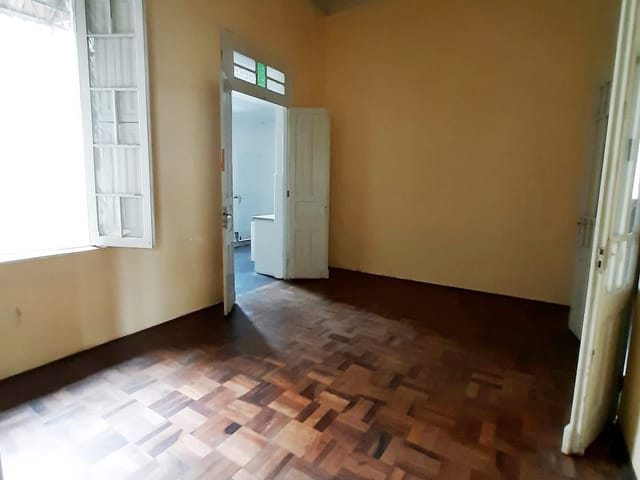 Casa 2 quartos e 1 banheiro, à venda, no bairro Centro em Pelotas