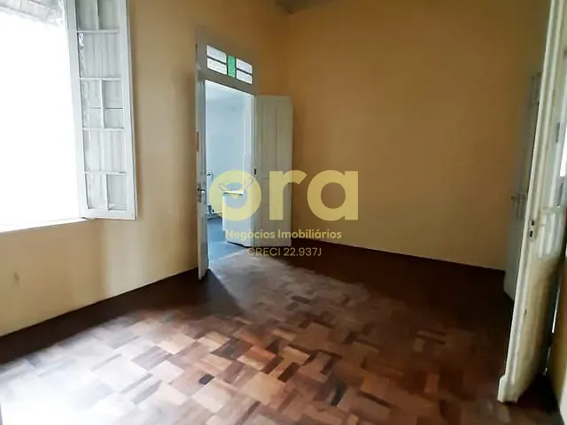 Casa 2 quartos e 1 banheiro, à venda, no bairro Centro em Pelotas