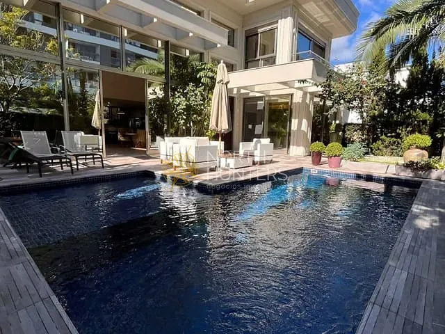 Casa com 750m² 3 quartos e 5 banheiros, à venda ou para alugar, no bairro Jurerê Internacional em Florianópolis
