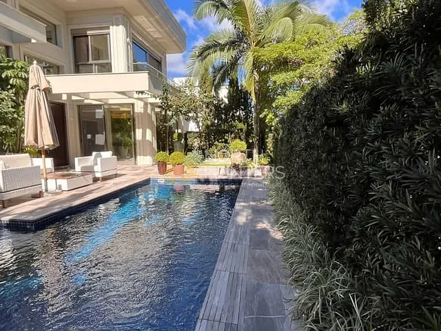 Casa com 750m² 3 quartos e 5 banheiros, à venda ou para alugar, no bairro Jurerê Internacional em Florianópolis