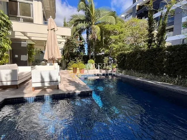 Casa com 750m² 3 quartos e 5 banheiros, à venda ou para alugar, no bairro Jurerê Internacional em Florianópolis