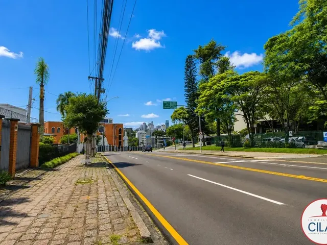 Casa com 448m² 4 quartos e 3 banheiros, à venda, no bairro Bom Retiro em Curitiba