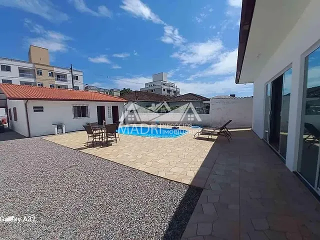 Casa com 452m² 3 quartos e 3 banheiros, à venda, no bairro Barra do Aririú em Palhoça