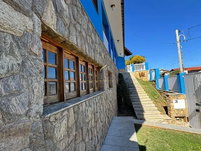 Casa 4 quartos e 5 banheiros, para alugar, no bairro Jardim Alvorada em Piracaia
