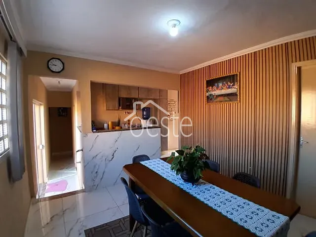 Casa com 210m² 4 quartos e 2 banheiros, à venda, no bairro Conjunto Habitacional 31 de Março (COHAB) em Santa Bárbara D'Oeste