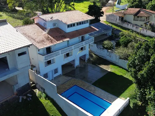 Casa com 1600m² 4 quartos e 6 banheiros, para alugar, no bairro Jardim Santos Reis em Piracaia