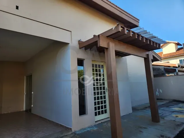 Casa com 300m² 3 quartos e 2 banheiros, à venda, no bairro Morada das Flores em Holambra