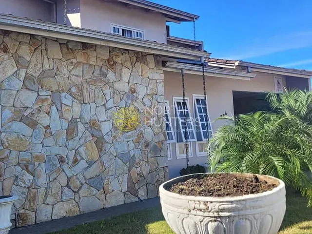 Casa com 283m² 6 quartos e 4 banheiros, à venda, no bairro Vila Nova em Joinville