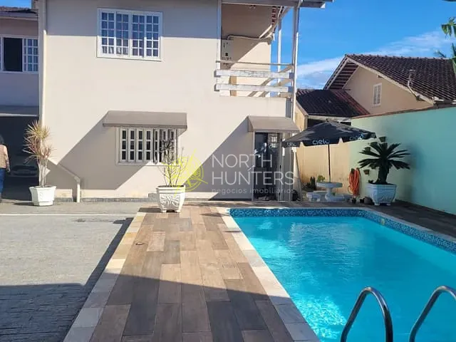 Casa com 283m² 6 quartos e 4 banheiros, à venda, no bairro Vila Nova em Joinville