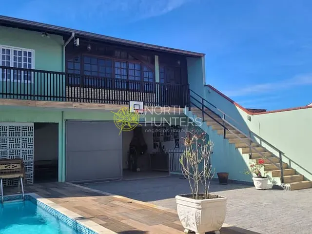 Casa com 283m² 6 quartos e 4 banheiros, à venda, no bairro Vila Nova em Joinville