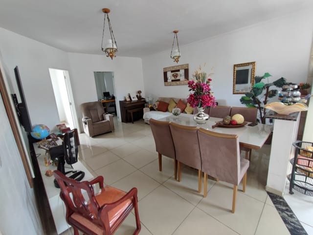 Casa com 205m² 4 quartos e 2 banheiros, à venda, no bairro Residencial Mombaça em Pindamonhangaba