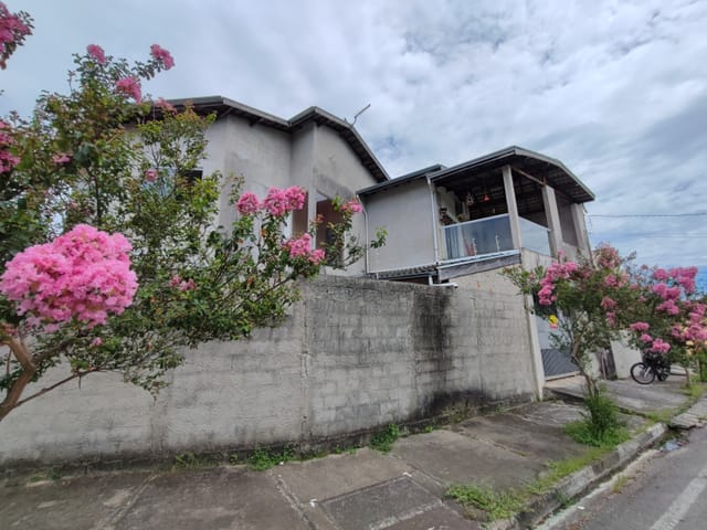 Casa com 205m² 4 quartos e 2 banheiros, à venda, no bairro Residencial Mombaça em Pindamonhangaba