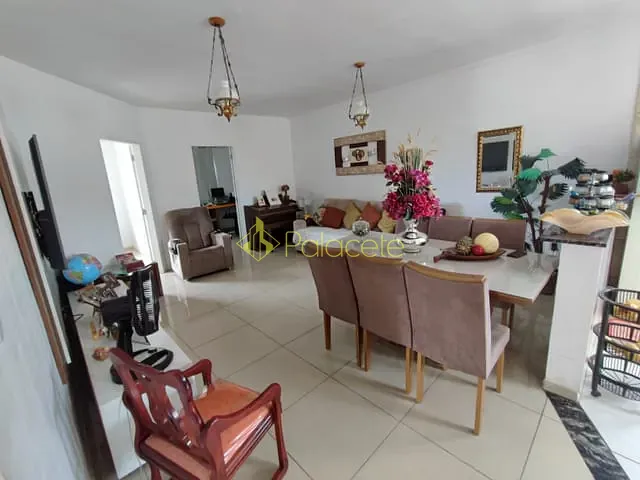 Casa com 205m² 4 quartos e 2 banheiros, à venda, no bairro Residencial Mombaça em Pindamonhangaba