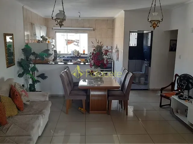 Casa com 205m² 4 quartos e 2 banheiros, à venda, no bairro Residencial Mombaça em Pindamonhangaba