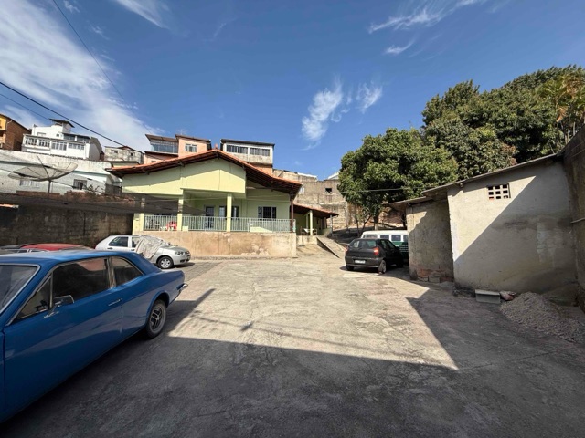 Casa com 621m² 4 quartos e 1 banheiro, à venda, no bairro Jardim Alvorada em Belo Horizonte