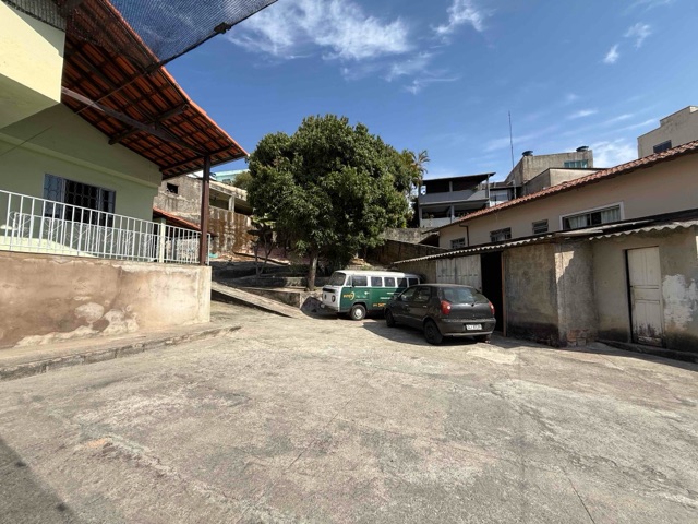 Casa com 621m² 4 quartos e 1 banheiro, à venda, no bairro Jardim Alvorada em Belo Horizonte
