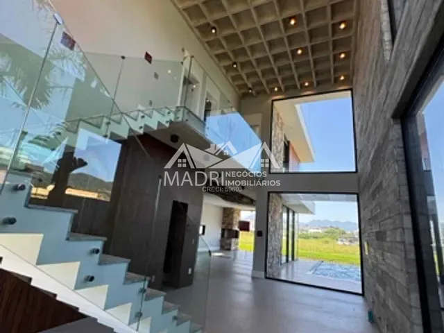 Casa com 300m² 3 quartos e 5 banheiros, à venda, no bairro Pedra Branca em Palhoça