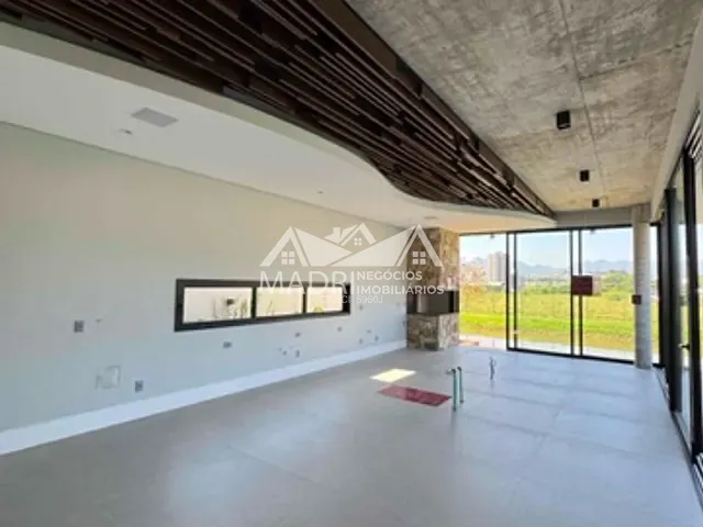 Casa com 300m² 3 quartos e 5 banheiros, à venda, no bairro Pedra Branca em Palhoça