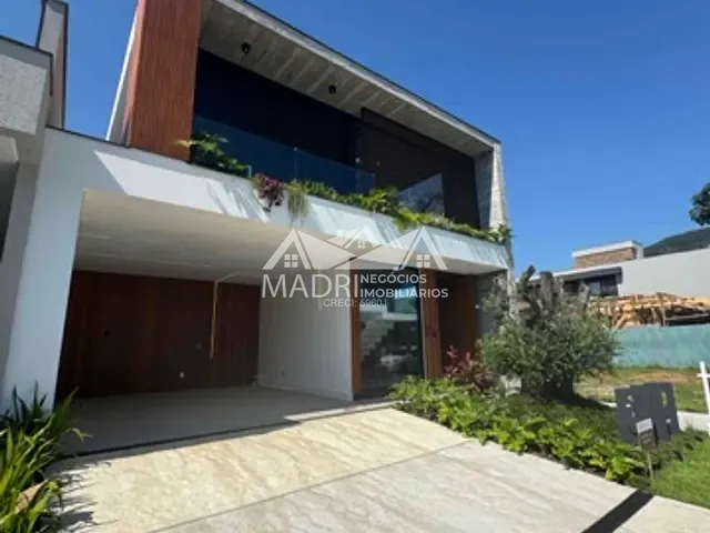 Casa com 300m² 3 quartos e 5 banheiros, à venda, no bairro Pedra Branca em Palhoça