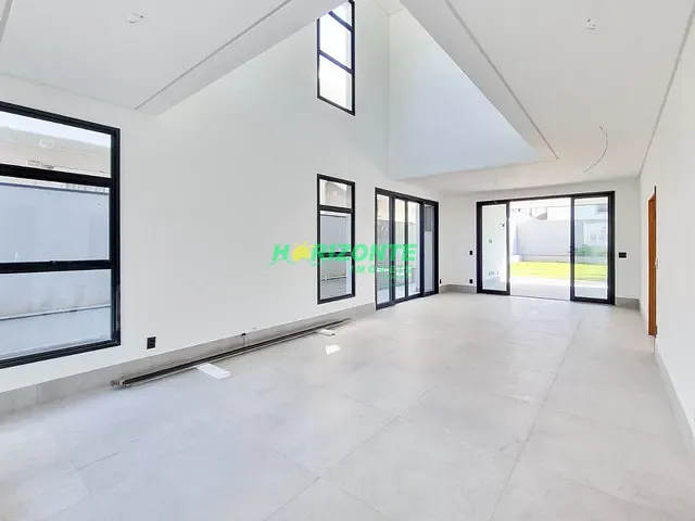 Casa com 582m² 4 quartos e 4 banheiros, à venda, no bairro Urbanova em São José dos Campos