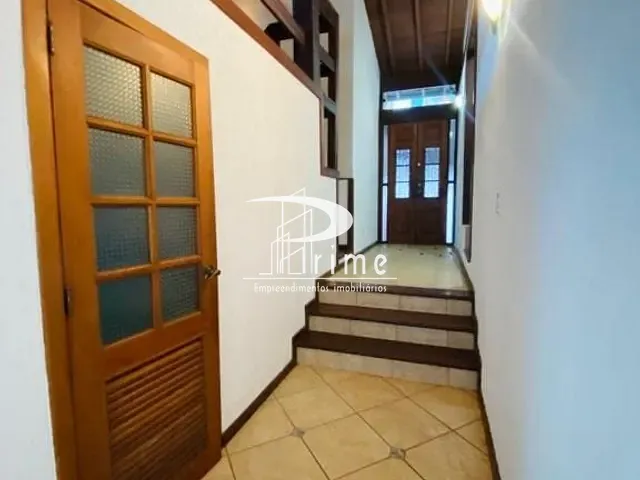 Casa com 630m² 4 quartos e 3 banheiros, à venda, no bairro Itaipu em Niterói