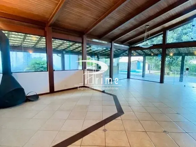 Casa com 630m² 4 quartos e 3 banheiros, à venda, no bairro Itaipu em Niterói
