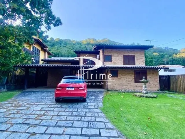 Casa com 630m² 4 quartos e 3 banheiros, à venda, no bairro Itaipu em Niterói