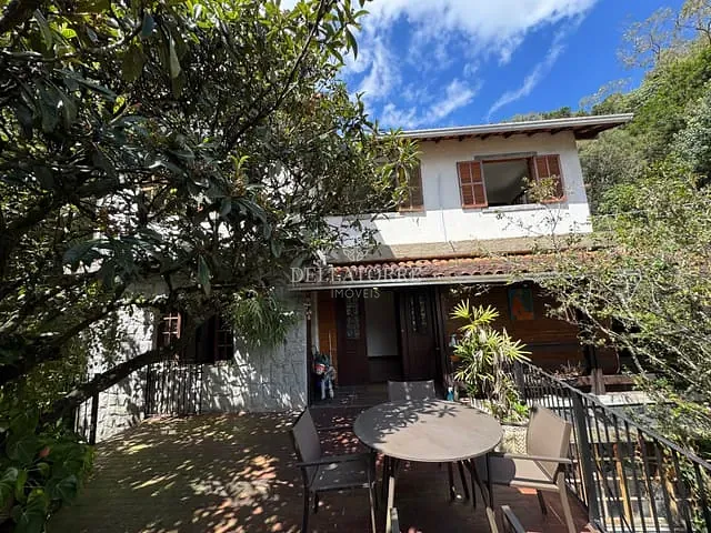 Casa com 960m² 5 quartos e 2 banheiros, à venda, no bairro Pimenteiras em Teresópolis