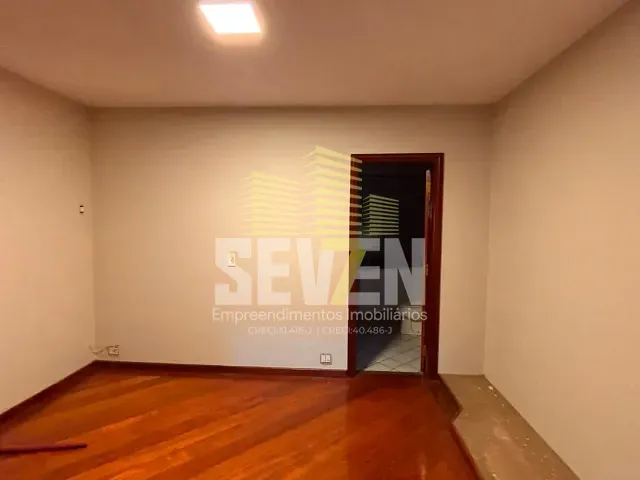 Casa com 300m² 4 quartos e 2 banheiros, à venda ou para alugar, no bairro Vila Mariana em Bauru