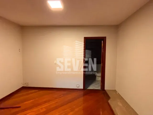 Casa com 300m² 4 quartos e 2 banheiros, à venda ou para alugar, no bairro Vila Mariana em Bauru