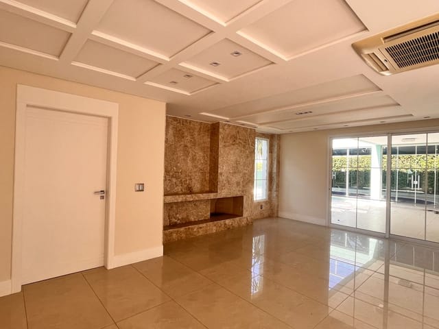 Casa com 900m² 5 quartos e 8 banheiros, à venda, no bairro Orfãs em Ponta Grossa
