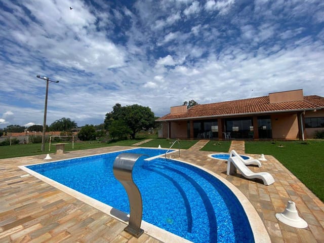 Casa com 2600m² 2 quartos e 3 banheiros, à venda, no bairro Estância Bom Tempo em Londrina