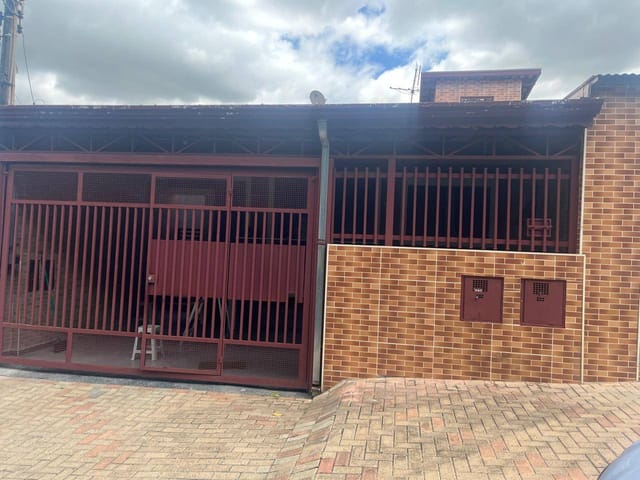 Casa com 250m² 3 quartos e 2 banheiros, à venda, no bairro Conjunto Habitacional Parque Itajaí em Campinas