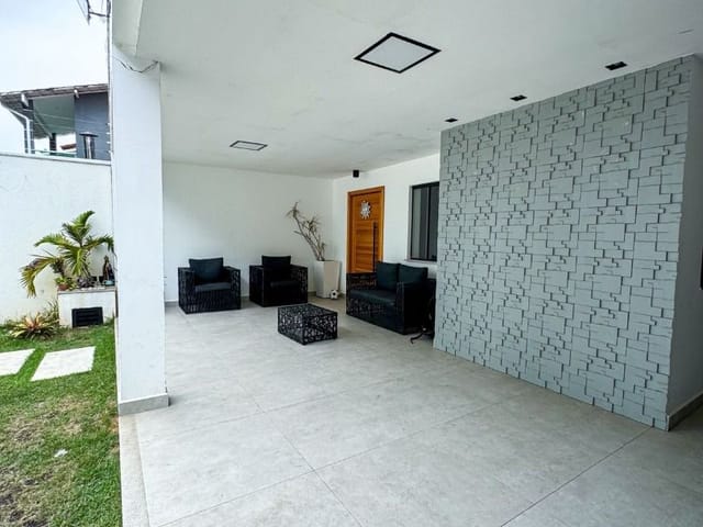 Casa com 450m² 3 quartos e 3 banheiros, à venda ou para alugar, no bairro Lagoa em Macaé