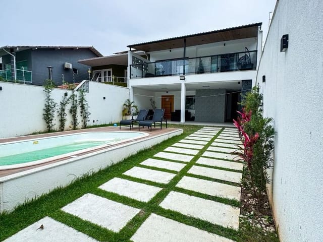 Casa com 450m² 3 quartos e 3 banheiros, à venda ou para alugar, no bairro Lagoa em Macaé
