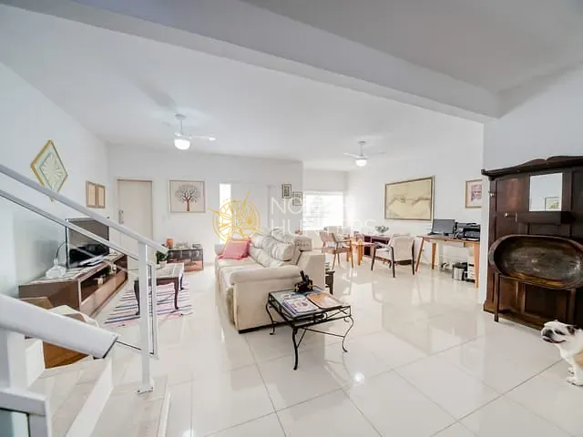 Casa com 220m², à venda, no bairro América em Joinville