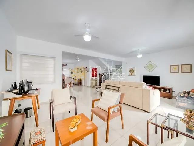 Casa com 220m², à venda, no bairro América em Joinville