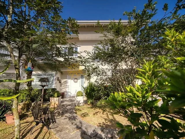 Casa com 220m², à venda, no bairro América em Joinville